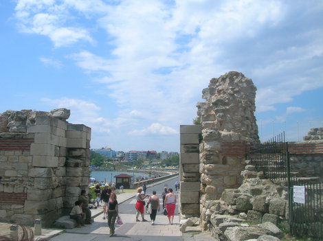 Вид на новый город в проёме между историческими развалинами (почти как Дарданеллы) Несебр, Болгария