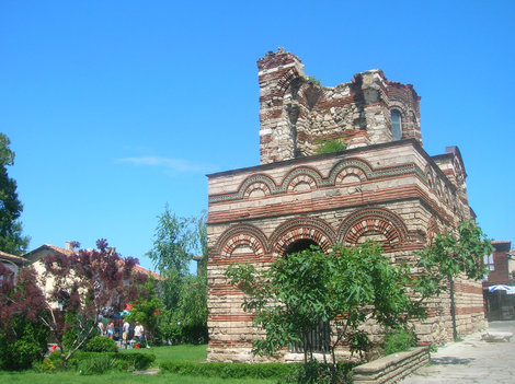 Древняя церковь. За ней справа виден староболгарский дом Несебр, Болгария