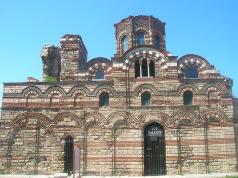 Древняя церковь с парадной стороны. Внутри художественная галерея. Правда, была закрыта (может, на обед?) Несебр, Болгария