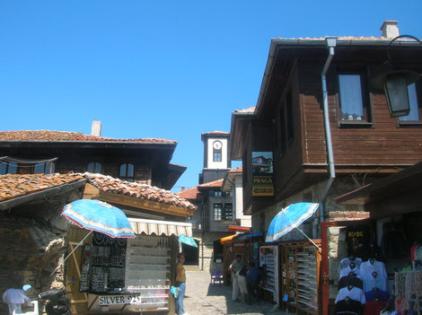 Типичная староболгарская улочка. На заднем плане ратуша Несебр, Болгария