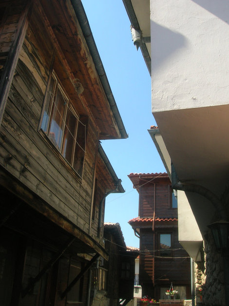 Типичный староболгарский переулок Несебр, Болгария