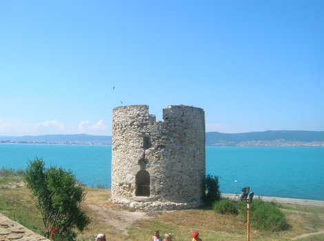 Руины оборонительной башни. На том берегу залива слева Солнечный берег, справа, кажется, Свети Влас (но тут могу напутать) Несебр, Болгария