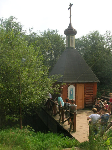 Купальня на святом источнике — прямо над рекой Пажей Хотьково, Россия