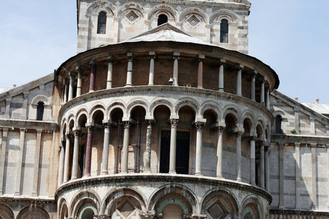 фрагмент колоннады Пиза, Италия