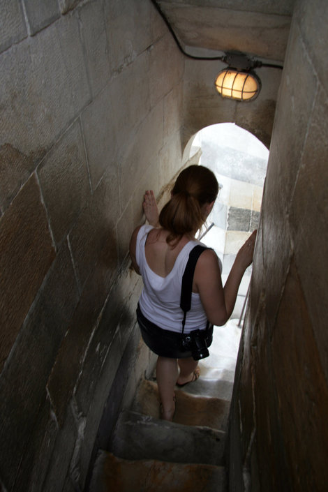 узкая лестница в Пизанской башне Пиза, Италия