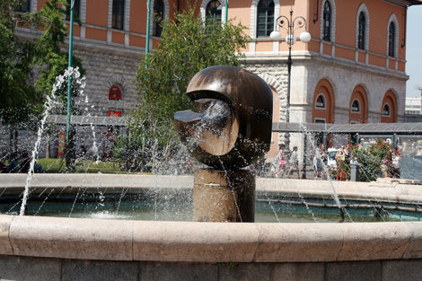 фонтан перед зданием вокзала в Пизе Пиза, Италия
