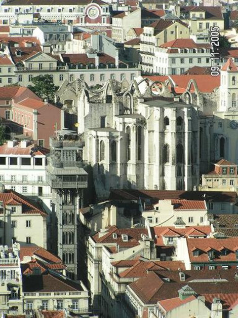 Скелет посреди столицы Лиссабон, Португалия