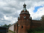 Стена скита, угловая башня и келейный корпус