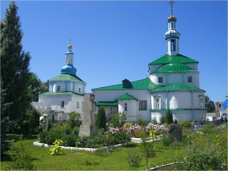 Одна из церквей на территории монастыря Татарстан, Россия