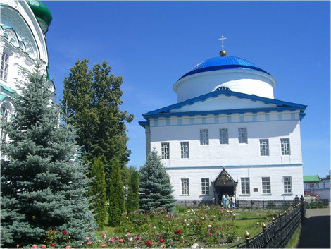 На территории монастыря очень много зелени Татарстан, Россия