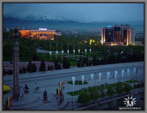Новая площадь вечером Алматы, Казахстан