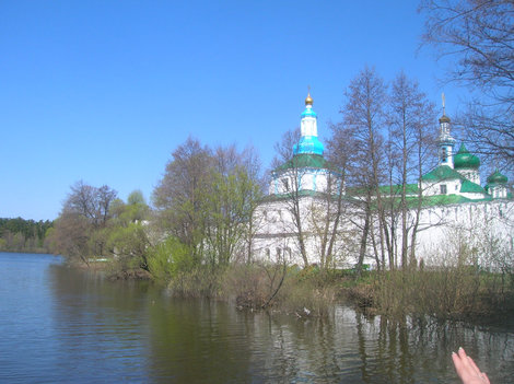 Вид на монастырь из беседки на озере Казань, Россия