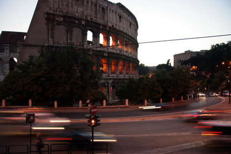 Колизей вечером Рим, Италия