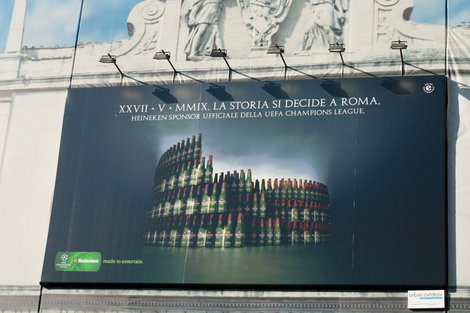 римская реклама — Колизей из пивных бутылок Рим, Италия