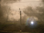 Паровозный дым за окном вагона