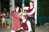 кипрские танцы со стаканами