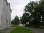 Вид на церковь Александра Невского от Спасопреображенского собора. Правее за деревьями синеет купол Владимирского собора