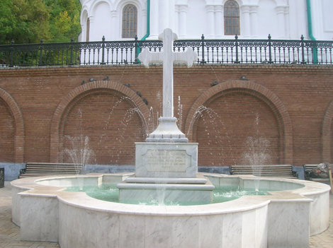 Фонтан в форме креста Славянск, Украина