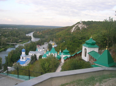 Вид с меловой скалы на лавру, Северский Донец и гору Артёма (справа на заднем плане) Славянск, Украина