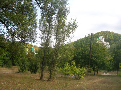 Вид на лавру из леса на противоположном берегу Славянск, Украина