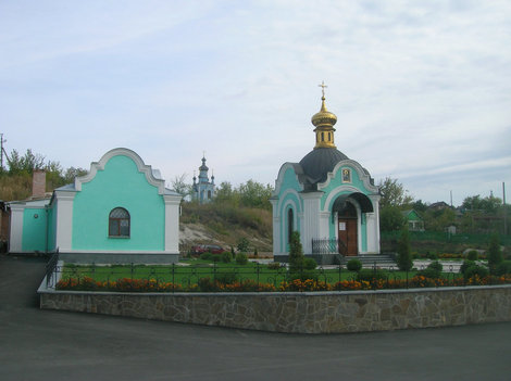 Часовня в ближайшем селе. На заднем плане церковь Славянск, Украина