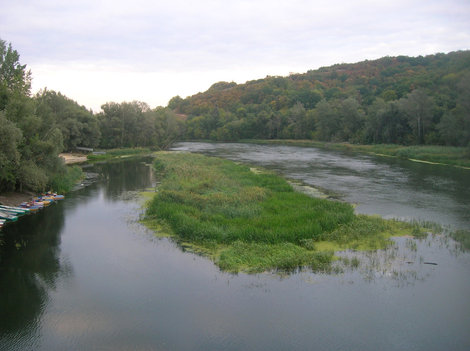 Вид на Донец с моста. Слева лодочная стация, справа подножие горы Артёма Славянск, Украина