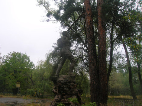 Памятник заблудившемуся геологу. Вид с дороги Славянск, Украина