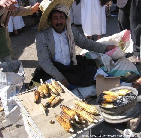 Жареная на углях кукуруза — одно из традиционных уличных блюд в Йемене Йемен