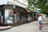 Магазины на Московской, а на заднем плане, обратите внимание, дворничиха подметает улицу.