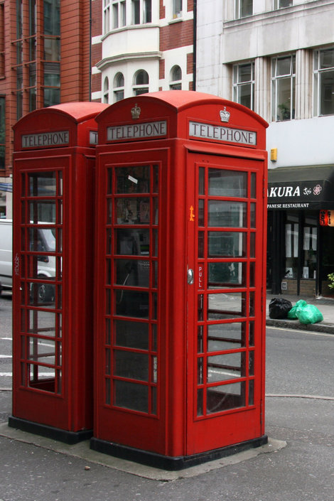 знаменитые лондонские телефонные будки Лондон, Великобритания