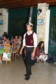 кипрские танцы со стаканами на голове