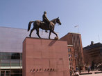 Памятник Маннергейму. У ноги коня сено в брикете. Это традиция подбрасывать всякие весёлые штучки к памятникам на день студента.