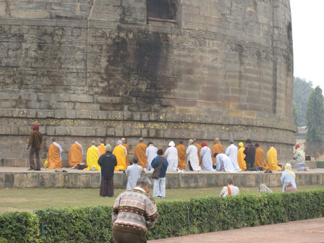молятся Сарнатх, Индия