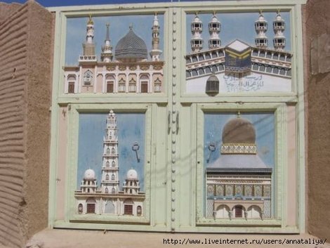 А такие ворота с барельефами соорудили в Инате! Йемен