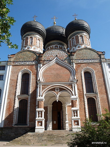 Покровский собор, построенный в конце 17 века. Сейчас он снова действующий, хотя, было время, что в нем находились какие-то склады Москва, Россия