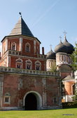 Особенно симпатично Покровский собор и Мостовая башня смотрятся вместе.