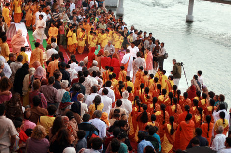 церемония аарти на берегу Ганги в Ришикеше Ришикеш, Индия