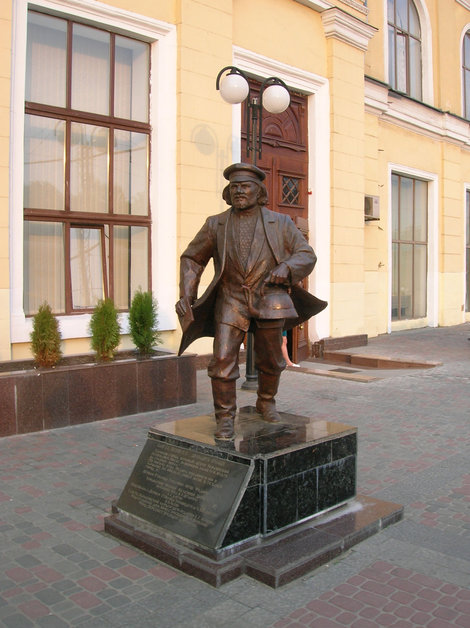 Памятник отцу Фёдору на Южном вокзале Харьков, Украина