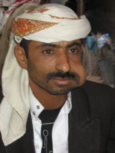 Мужчина, жующий кат Йемен