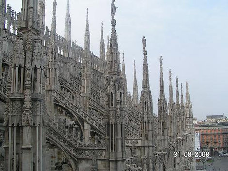 Изящная симметрия Милан, Италия