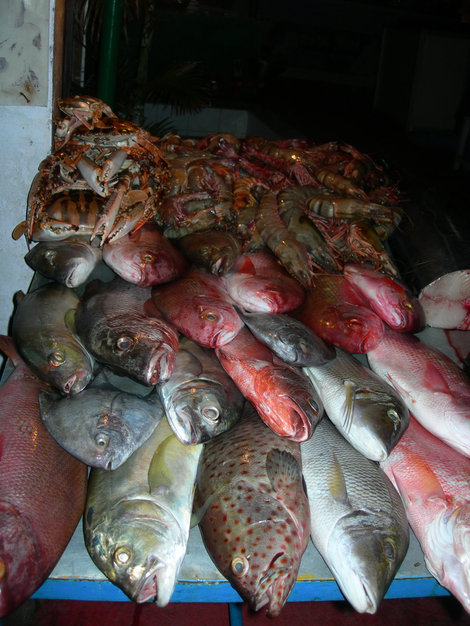 Свежепойманная рыба традиционно выкладывается перед каждым ресторанчиком на берегу.