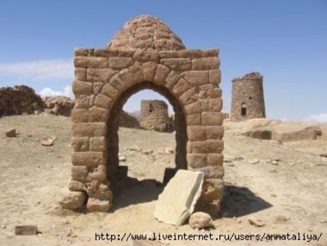 Каменная беседка над могилой религиозного деятеля, тоже в Туле Йемен