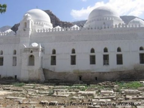 Современное кладбище рядом с мечетью в Таизе