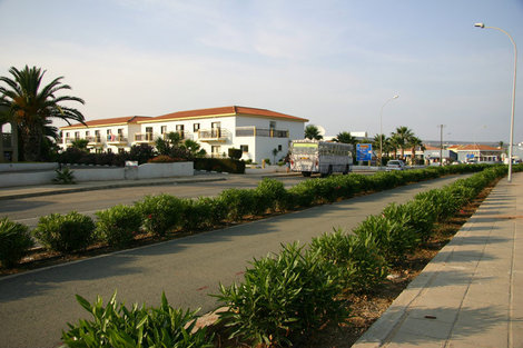 в Айя-Напе все для жизни — дорога для автомобилей, дорожка для велосипедистов и тротуар для пешеходов Кипр