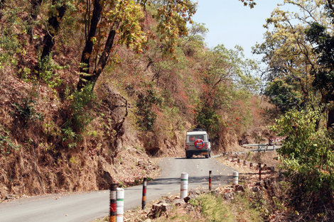 дорога в Хайракан Халдвани, Индия