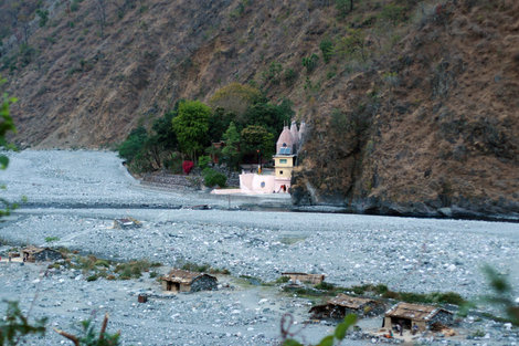 высохшее русло реки Ганги и ашрам Бабаджи Халдвани, Индия