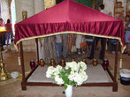 Новый Иерусалим. Плита с Гроба Господня и сосуды с миррой в Воскресенском соборе перед входом в ротонду