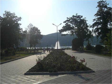 Дорога к озеру мимо фонтана