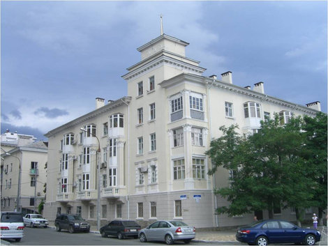Таких зданий в городе немало Новороссийск, Россия