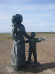 Монумент Дети Земли, заложенный на Нордкапе в 1989 году семью детьми с разных частей света и символизирующий дружбу, сотрудничество, счастье и надежду.